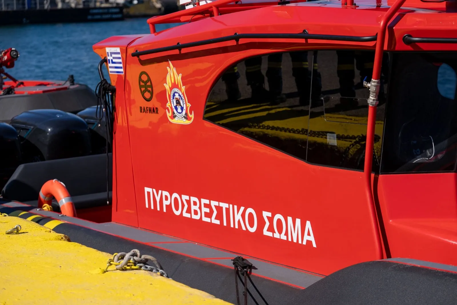 Πυροσβέστες σε επιχείρηση απεγκλωβισμού μετά από φωτιά