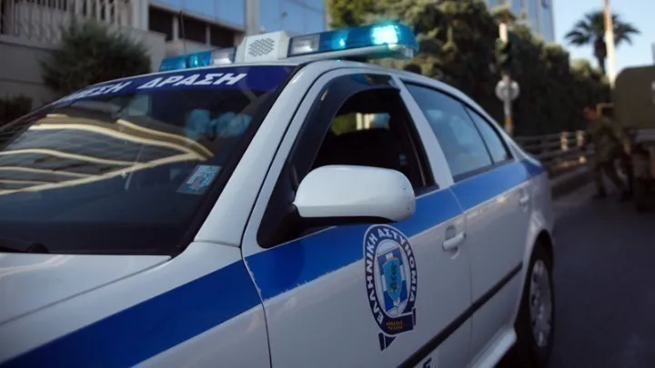 Αστυνομικοί έξω από κατάστημα ψιλικών στη Θεσσαλονίκη