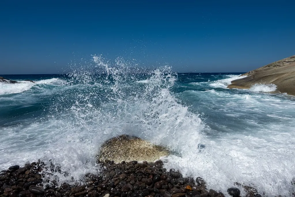 Σύννεφα καταιγίδας και θυελλώδεις άνεμοι πάνω από ελληνική ακτή