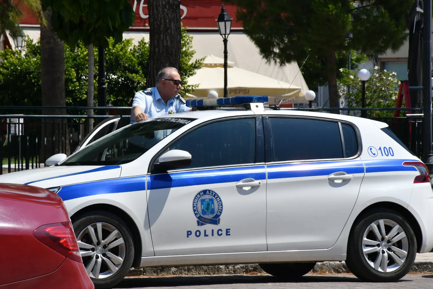 Αστυνομικοί συλλαμβάνουν δράστες απάτης σε βάρος ηλικιωμένης