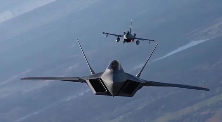 Συντρίμμια F-35 να καίγονται κοντά στη βάση Μίραμαρ