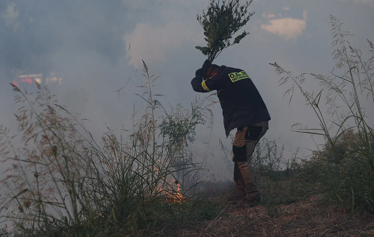 Πυροσβεστικές δυνάμεις επιχειρούν στη φωτιά στην Κω