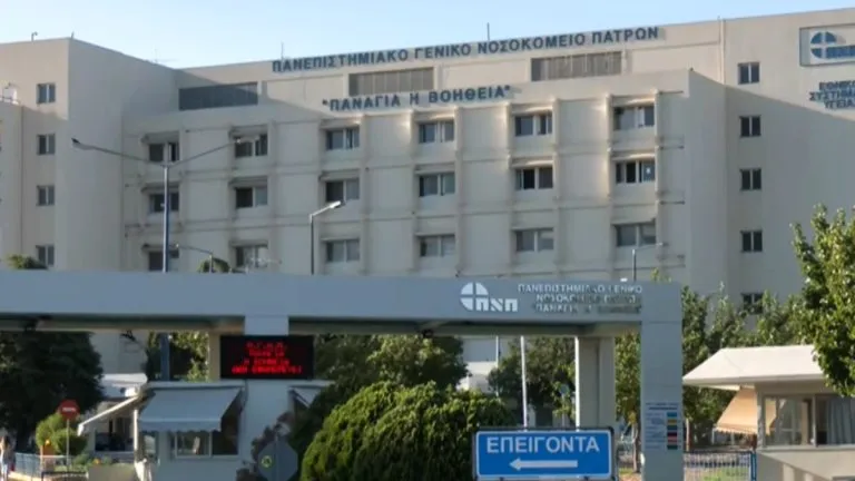 Ασθενοφόρο έξω από νοσοκομείο, διάσωση 9χρονου από πνιγμό