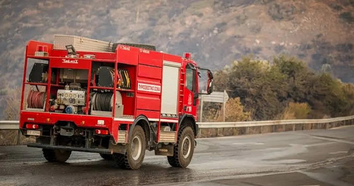 Διασώστες απεγκλωβίζουν τουρίστα από βράχο στη Μήλο