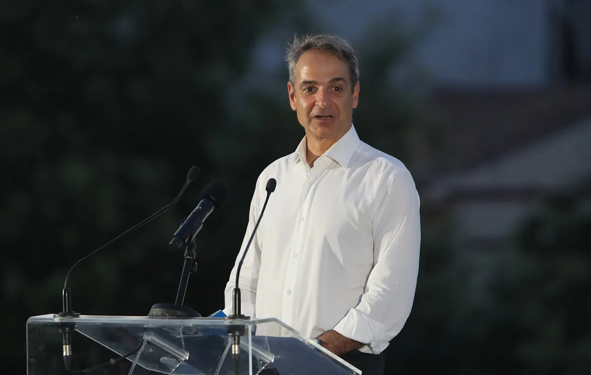 Ο Κυριάκος Μητσοτάκης μιλά σε πολίτες στην Κοζάνη