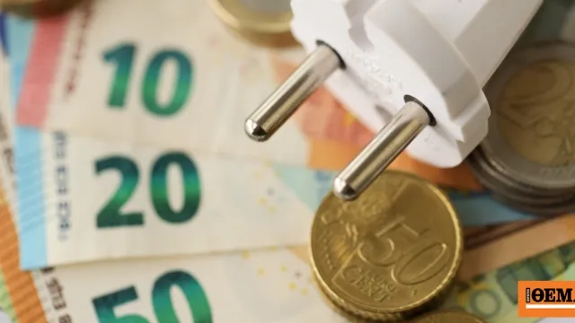 Καταναλωτής ελέγχει λογαριασμό ηλεκτρικής ενέργειας στο σπίτι