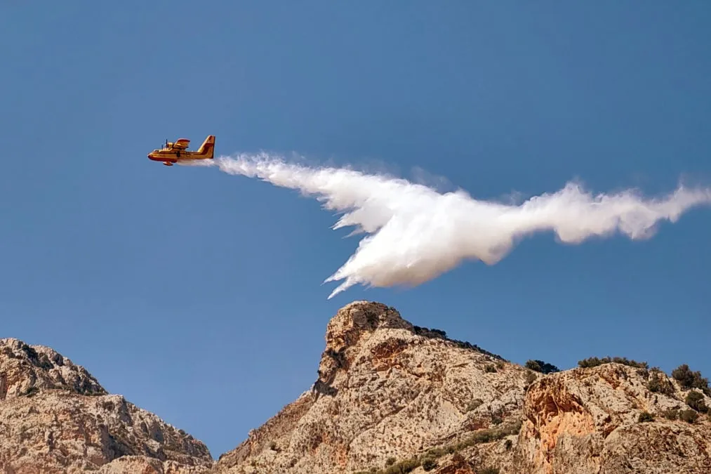 Πυροσβεστικό αεροσκάφος ρίχνει νερό σε πυρκαγιά