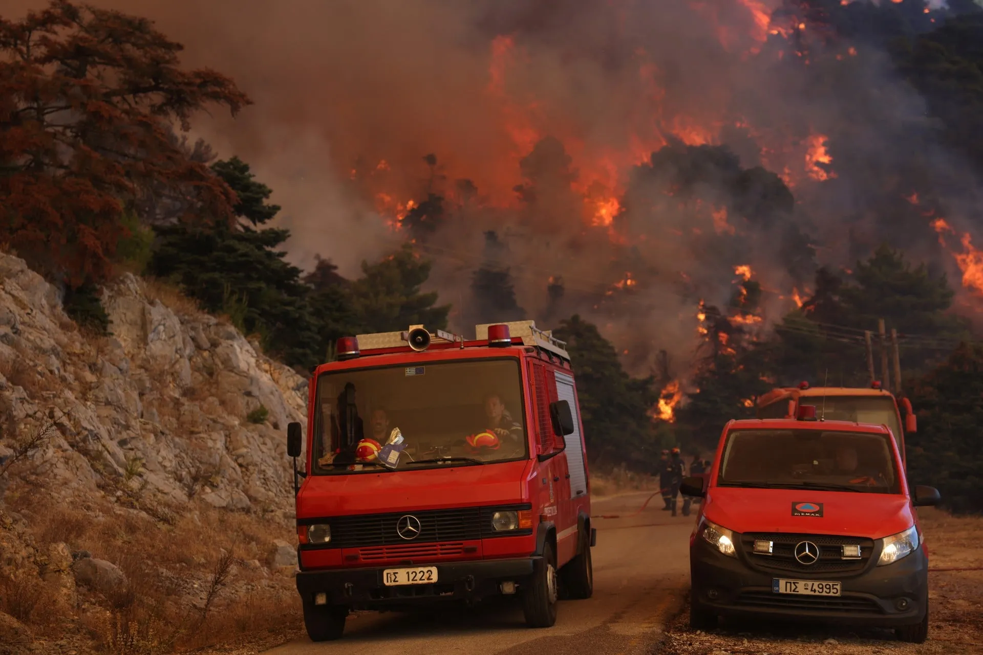 Πυροσβέστες σε δασική πυρκαγιά στην Ελλάδα