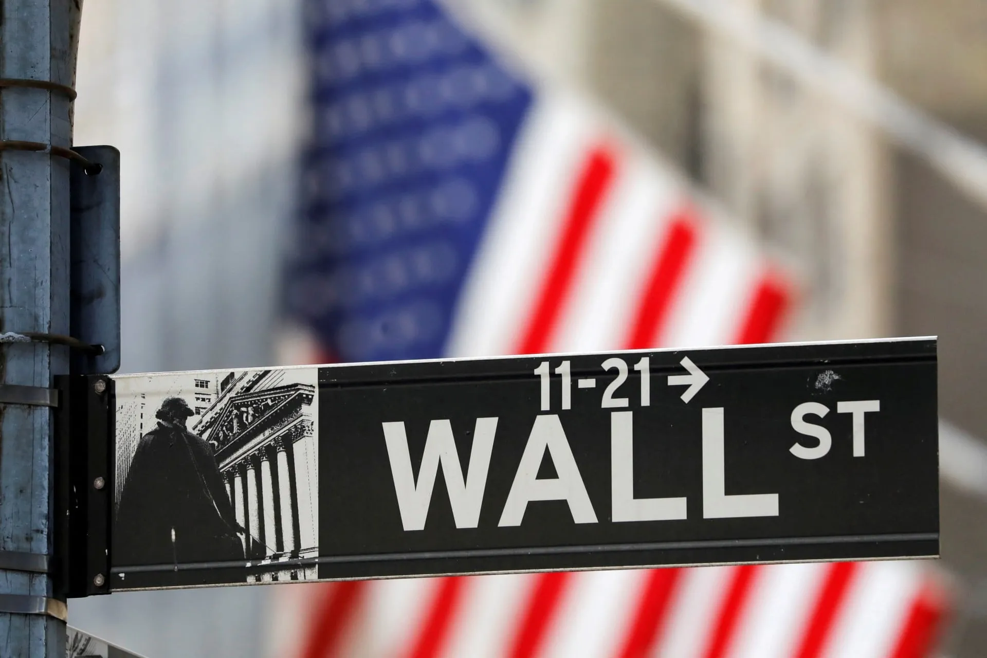 Οθόνες με δείκτες της Wall Street να καταγράφουν πτώση