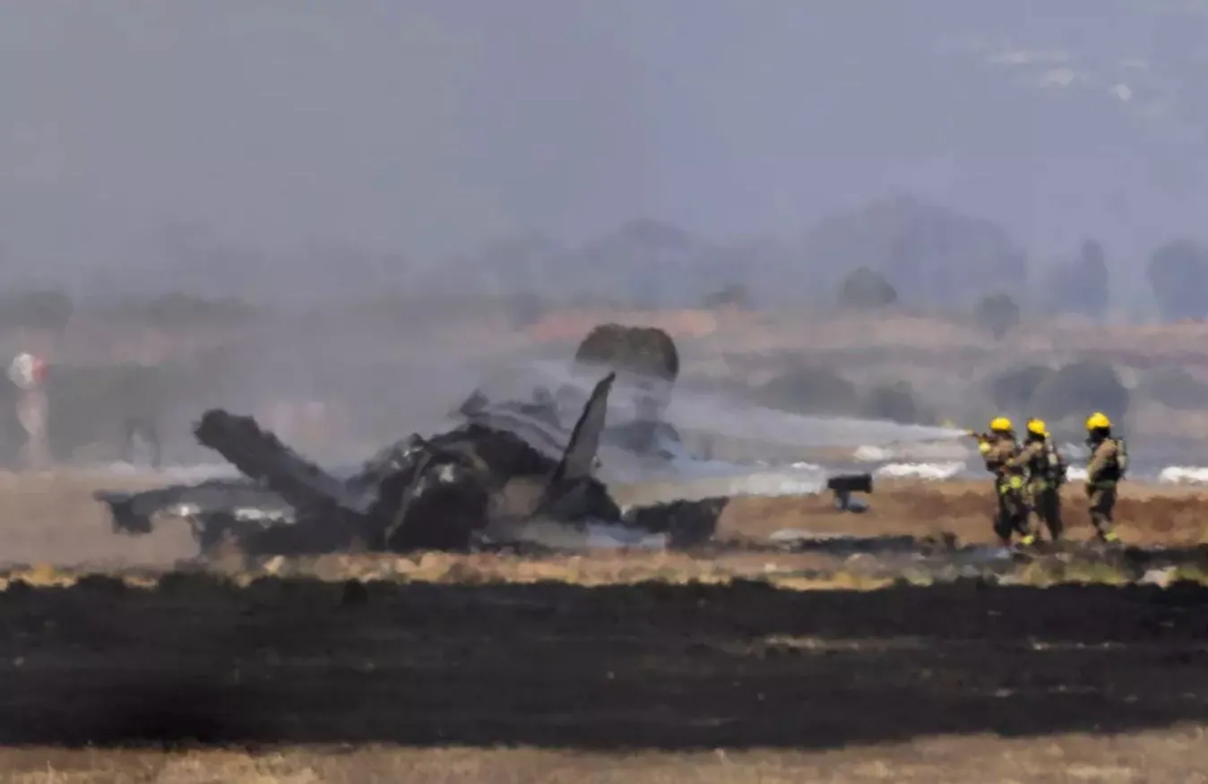 Συντρίμμια F-35 να καίγονται κοντά στη βάση Μίραμαρ