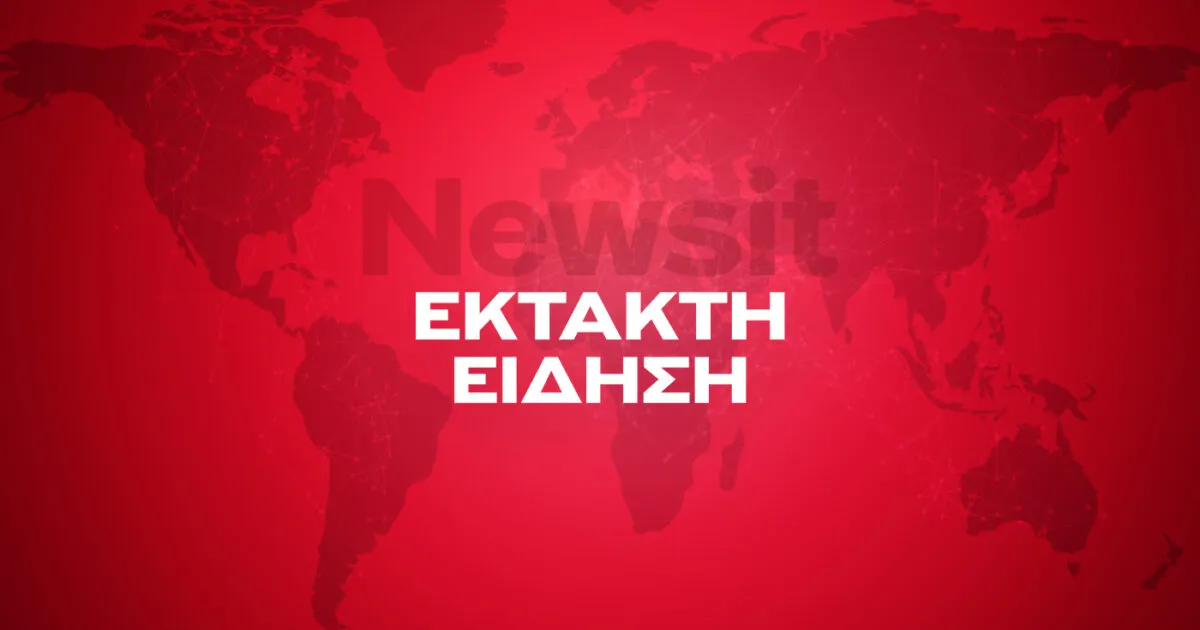 Πυροσβεστικό ελικόπτερο ρίχνει νερό σε δασική πυρκαγιά