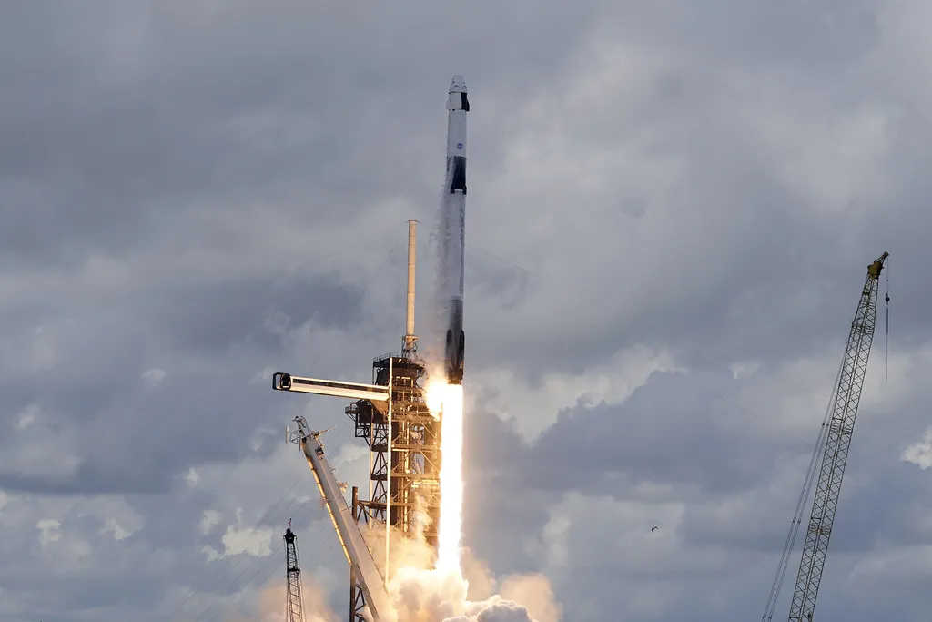 Πύραυλος Falcon 9 της SpaceX συγκρούεται με τη Σελήνη