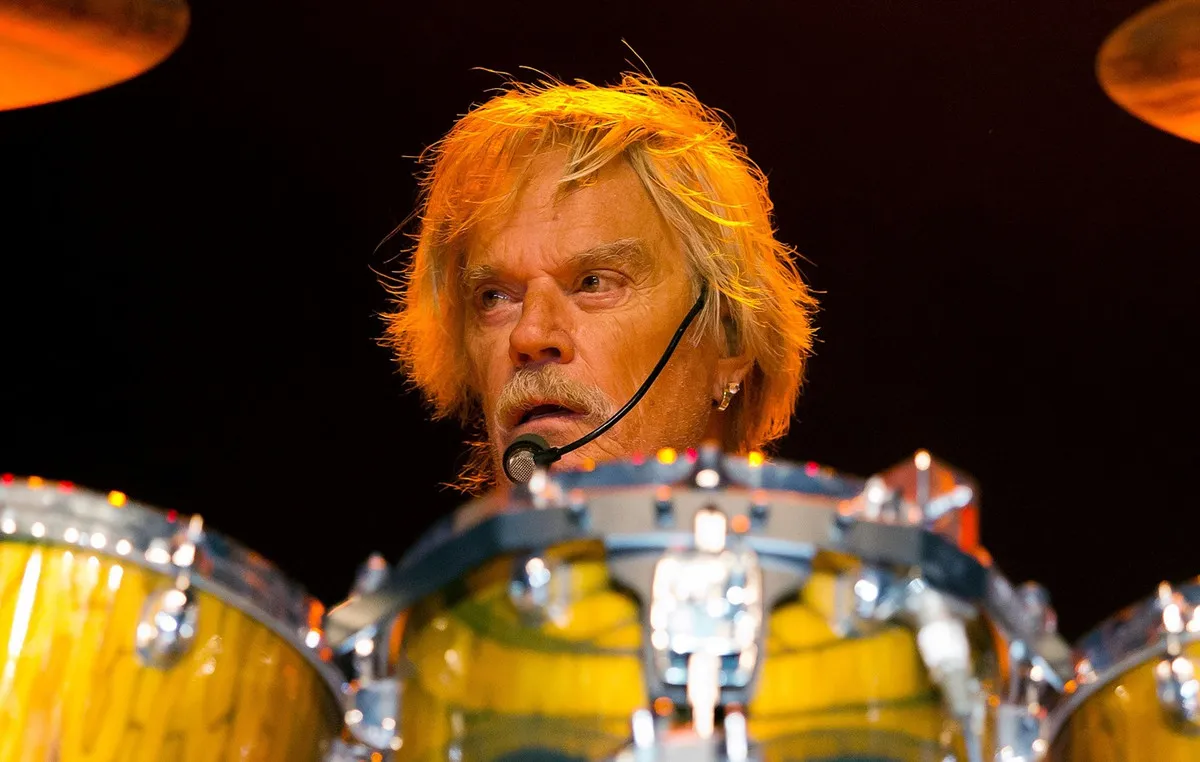 Ο ντράμερ Φρανκ Μπερντ των ZZ Top σε συναυλία