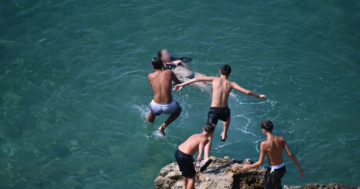 Θερμόμετρο δείχνει υψηλή θερμοκρασία κατά τον καύσωνα