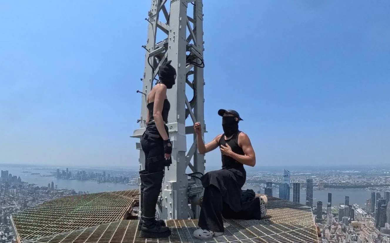 Ζευγάρι αναρριχητών στην κορυφή του Empire State Building