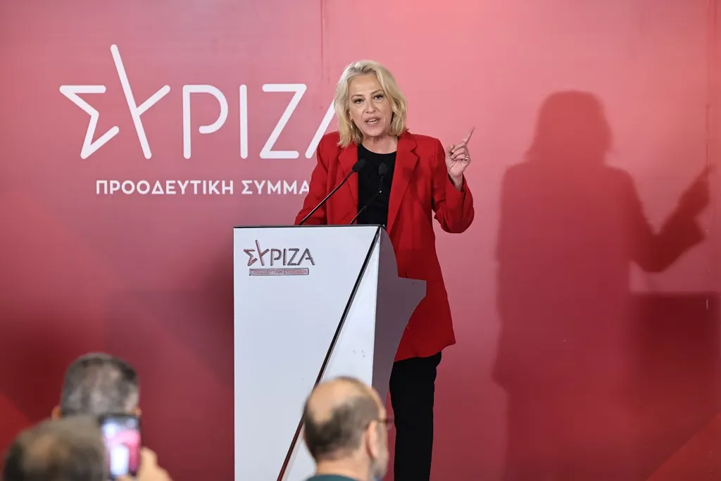 Η Ρένα Δούρου σε συνεδρίαση της Βουλής των Ελλήνων