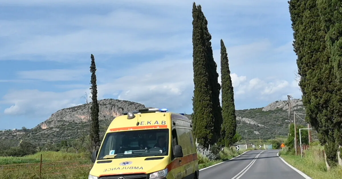 Ασθενοφόρο ΕΚΑΒ μεταφέρει τραυματία από φούρνο στον Βόλο