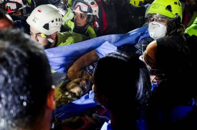 Διασώστες ψάχνουν σε συντρίμμια μετά τον σεισμό στην Κολομβία