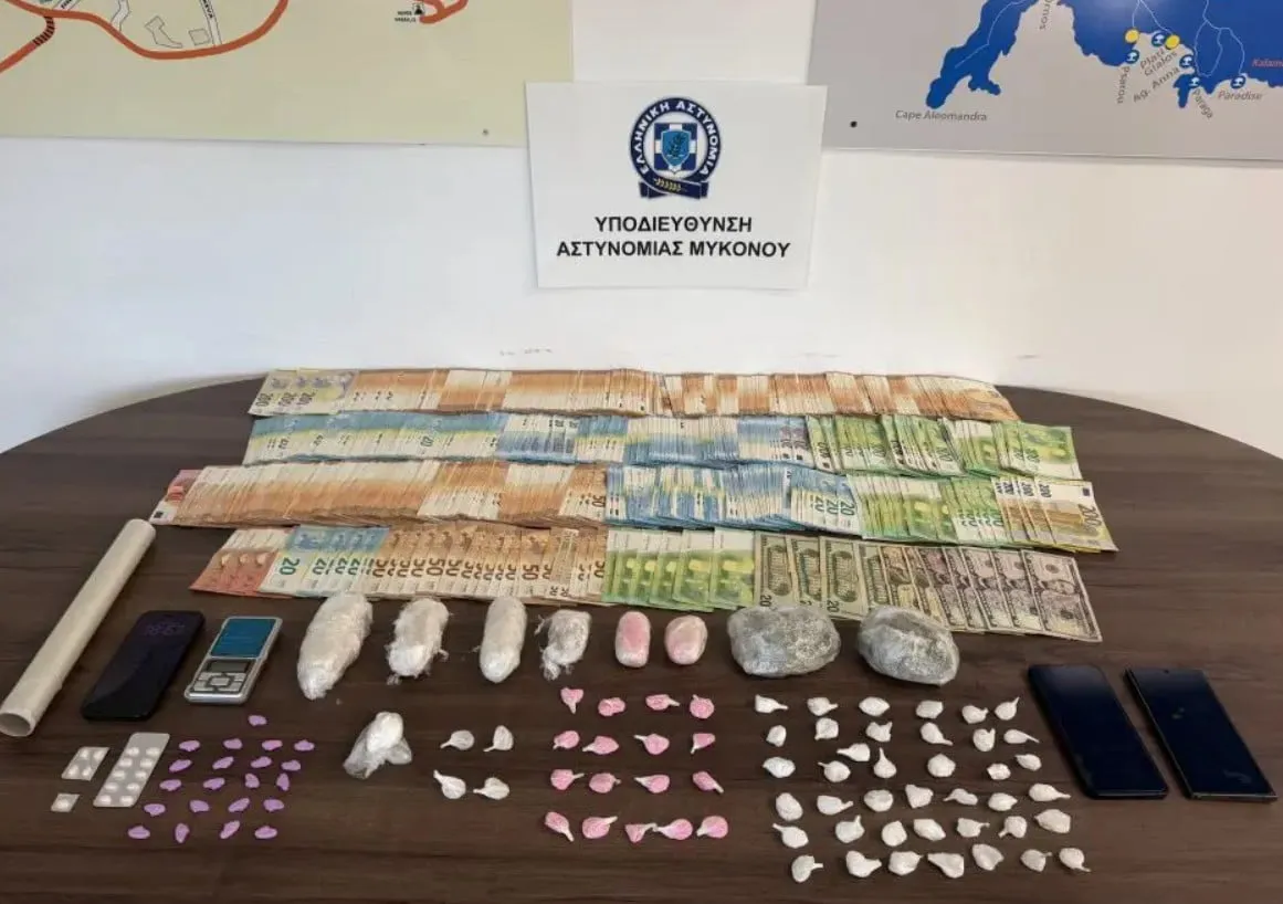 Αστυνομικοί κατά τη σύλληψη διακινητών ναρκωτικών στη Μύκονο
