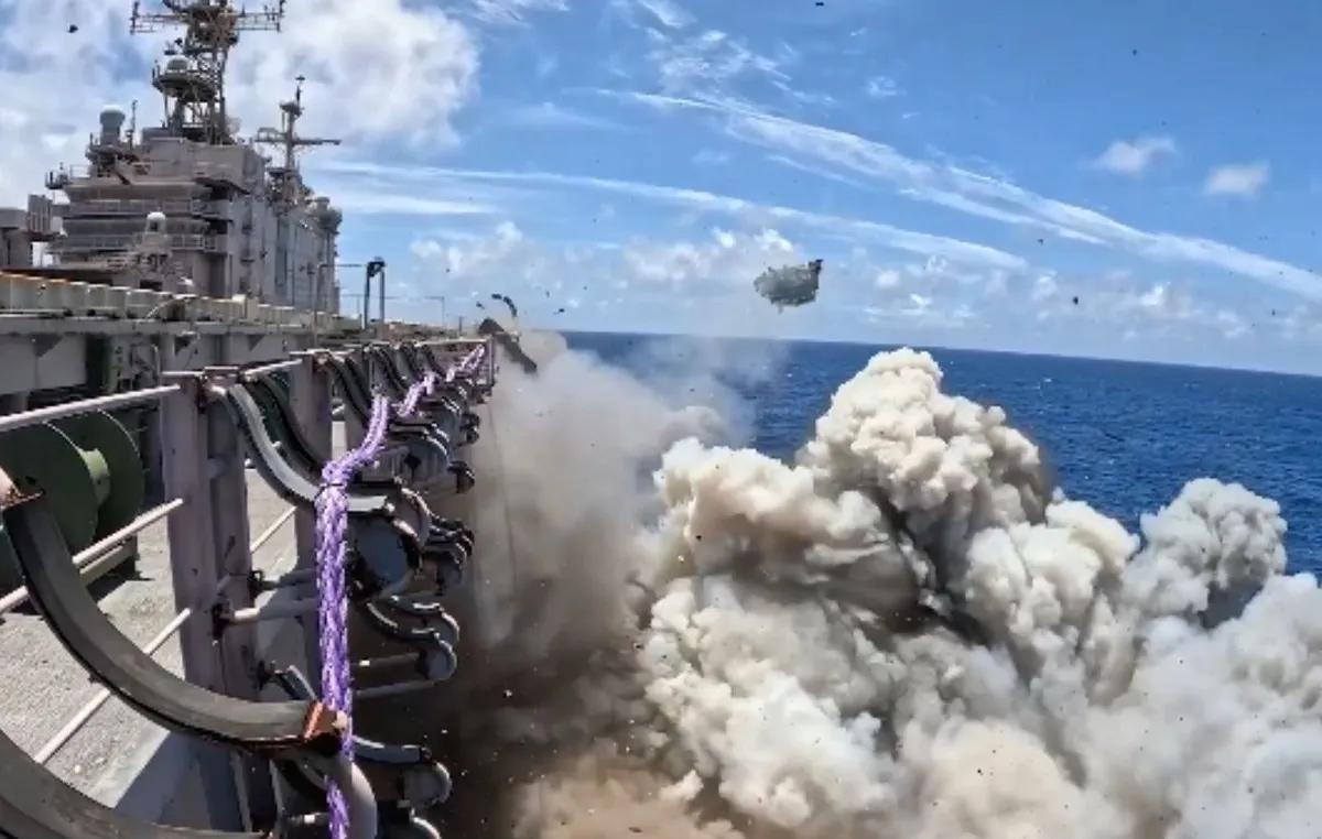 Βύθιση του USS Peleliu σε άσκηση SINKEX στη Χαβάη
