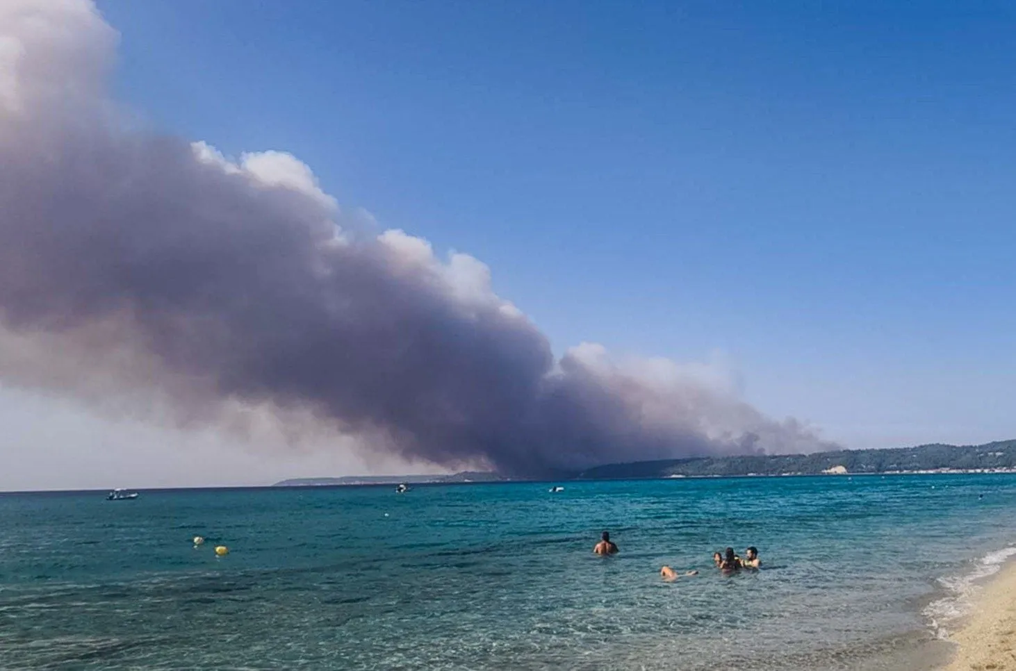 Πυρκαγιά και καμένα σπίτια στη Χαλκιδική