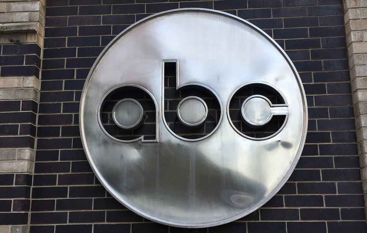 Λογότυπο ABC δικτύου δίπλα σε δικαστήριο ΗΠΑ