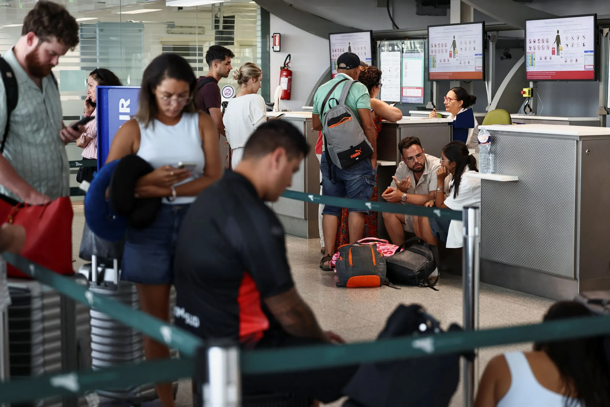 Το ηφαίστειο της Αίτνας εκλύει τέφρα πάνω από τη Σικελία