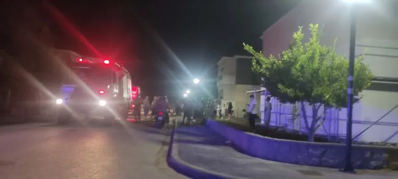 Πυροσβέστες σε επιχείρηση απεγκλωβισμού μετά από φωτιά