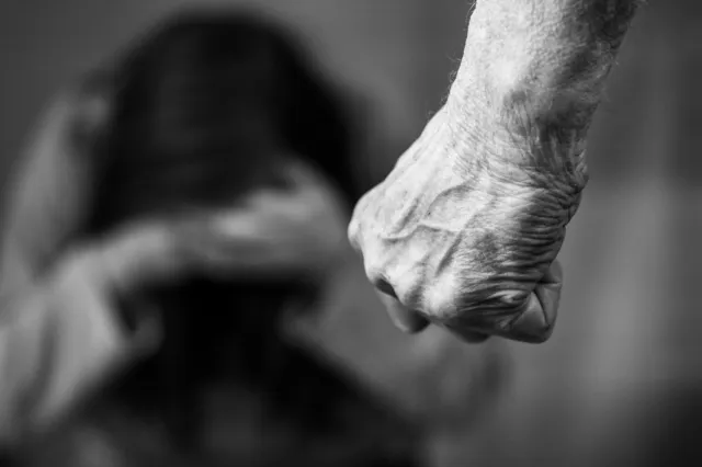 Δικαστική αίθουσα, καταδίκη για ενδοοικογενειακή βία