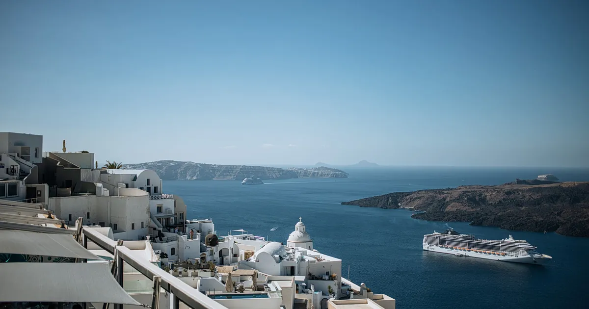 Τουριστικά σκάφη στο λιμάνι της Βλυχάδας στη Σαντορίνη