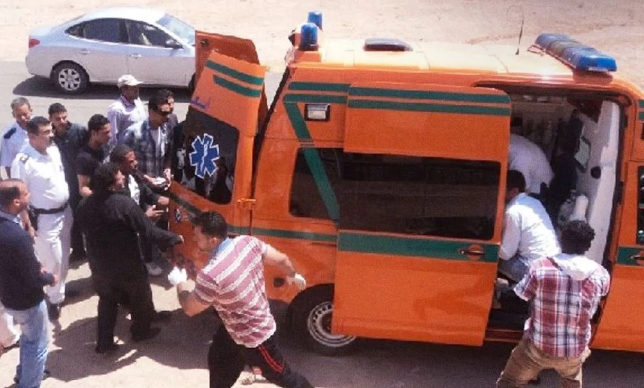 Ασθενοφόρα στο σημείο τροχαίου δυστυχήματος στο Νότιο Σινά Αιγύπτου