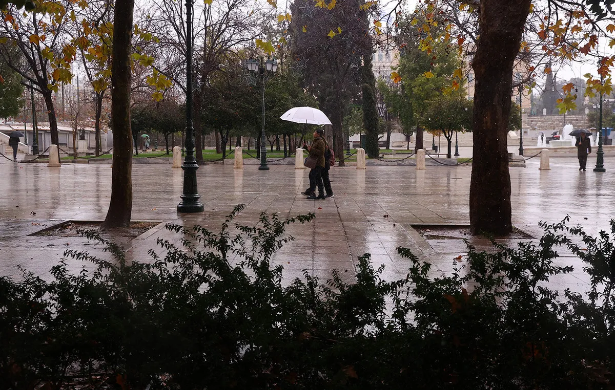Σύννεφα καταιγίδας και βροχή πάνω από ελληνική πόλη
