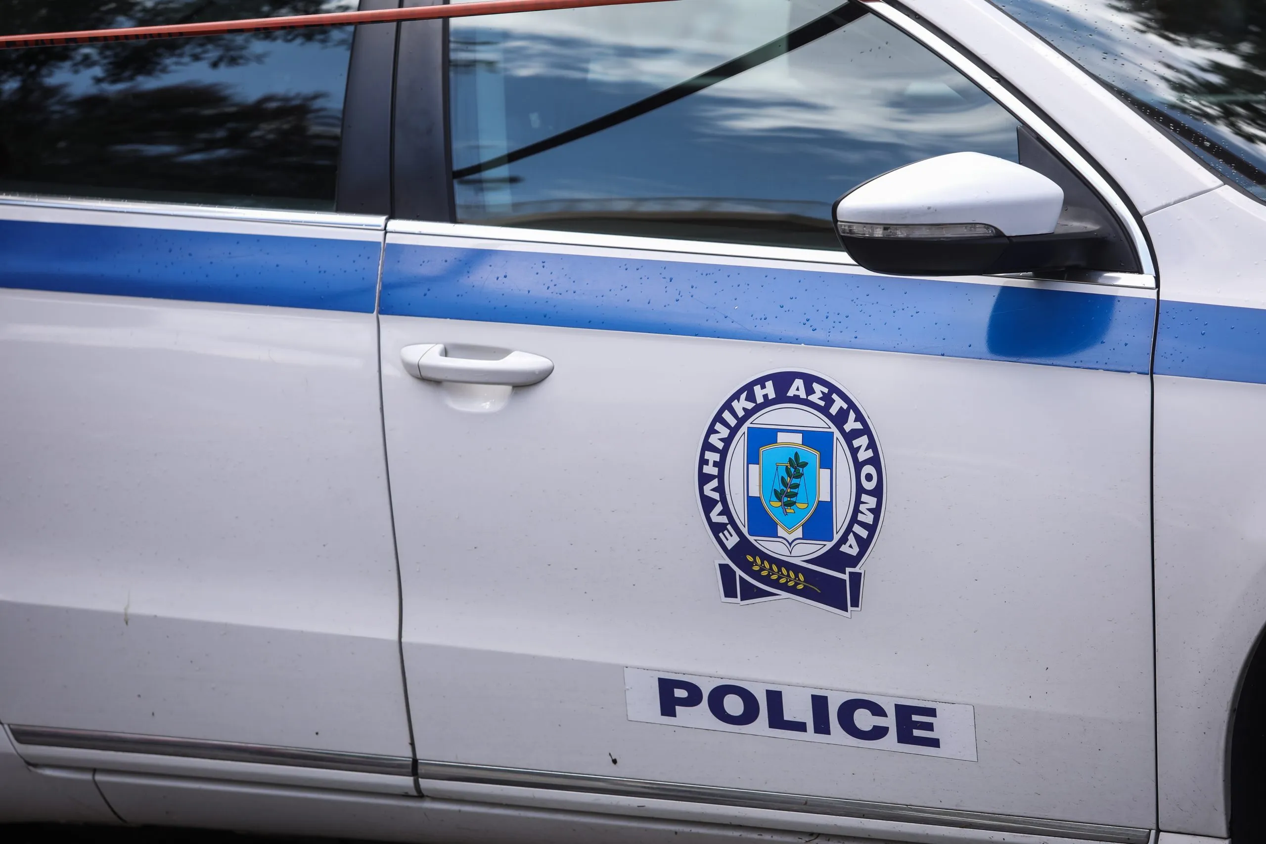 Κοριτσάκια μόνα σε πεζοδρόμιο στη Θεσσαλονίκη