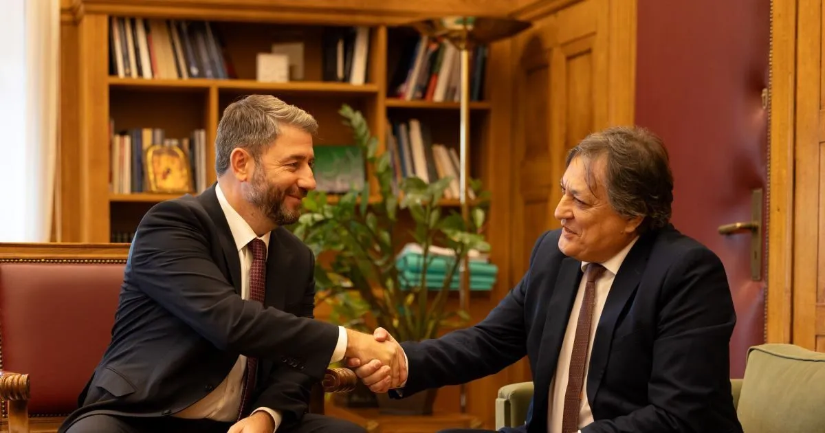 Ο Νίκος Ανδρουλάκης με τον Αλέξανδρο Αυλωνίτη στη Βουλή