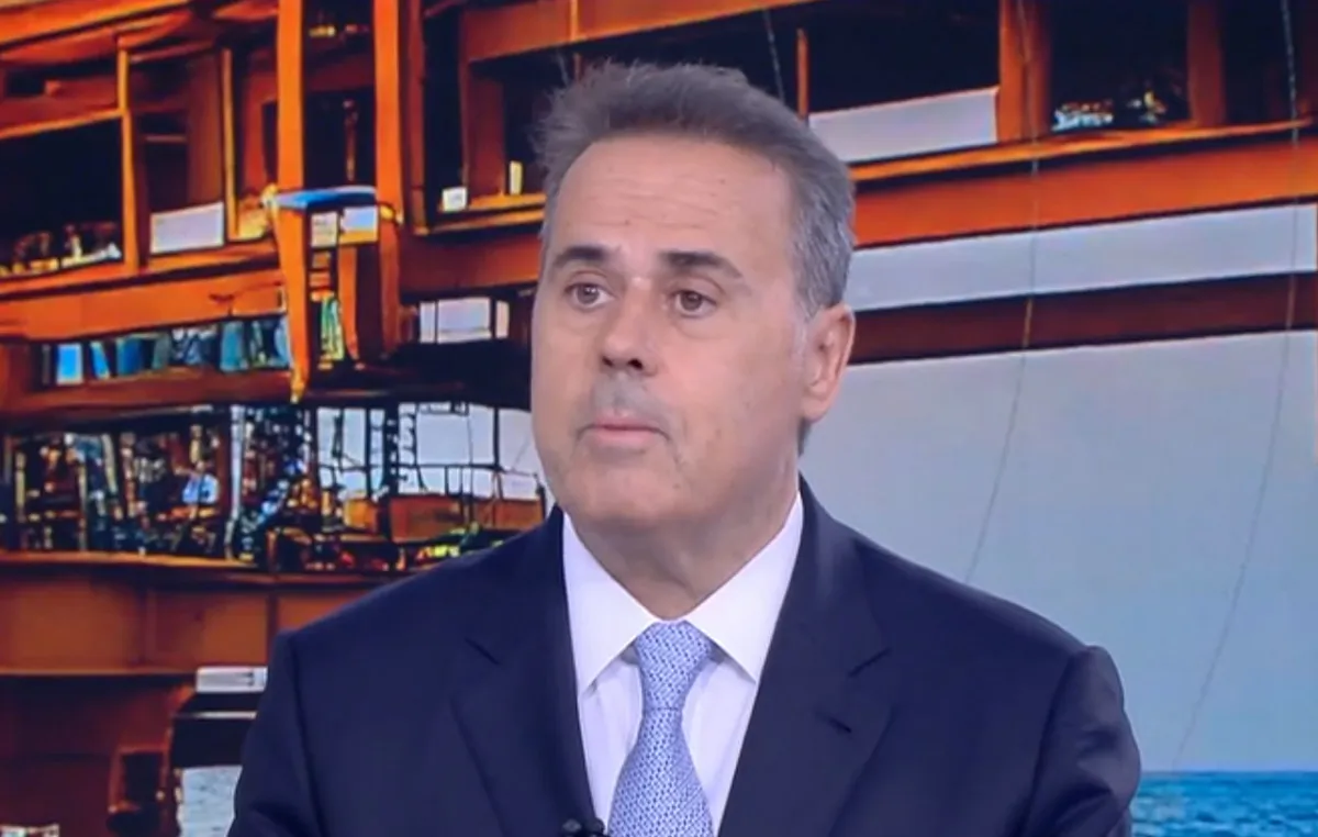 Ο υπουργός Παπασταύρου στις εγκαταστάσεις FSRU Αλεξανδρούπολης