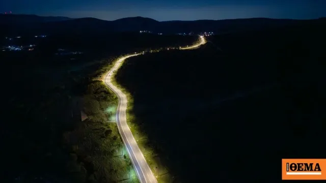 Αυτόνομος ιστός φωτισμού LED σε επικίνδυνο σημείο δρόμου