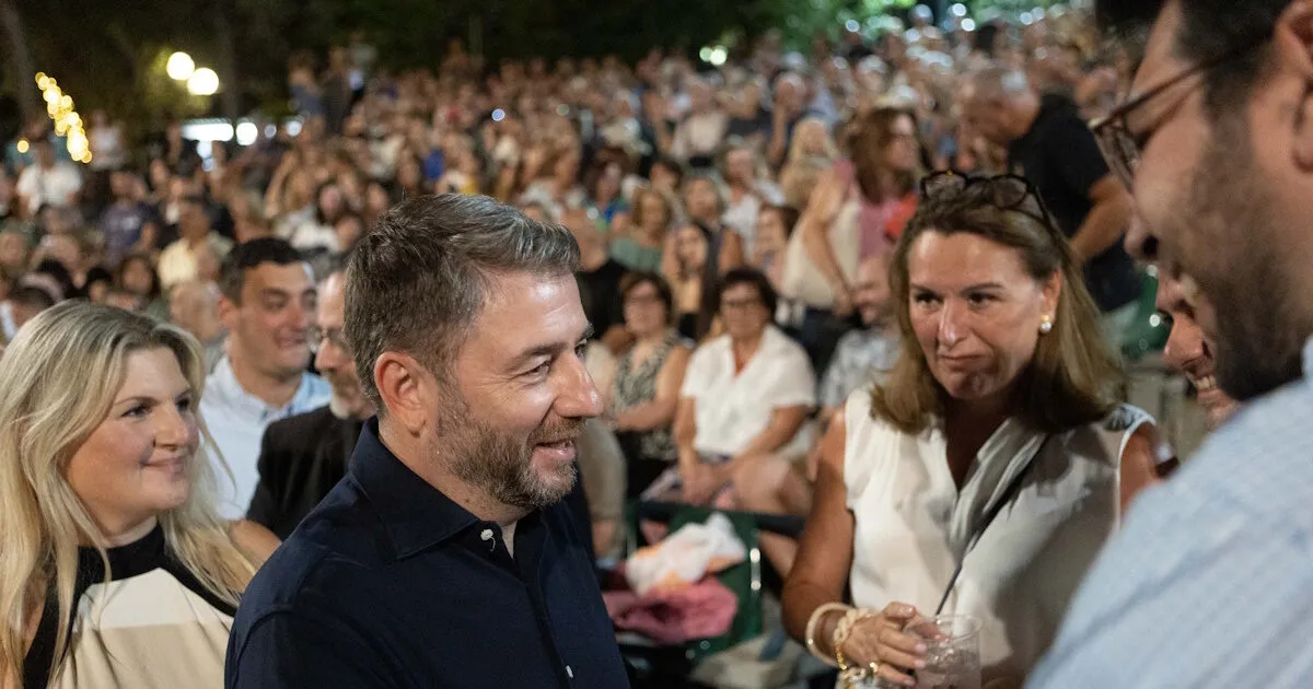 Ο Νίκος Ανδρουλάκης στο Κηποθέατρο Παπάγου παρακολουθεί τη Μήδεια
