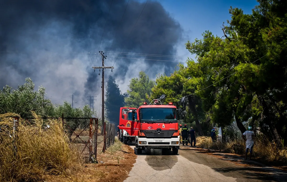 Πυροσβέστες επιχειρούν σε πυρκαγιά στο Λαγονήσι Αττικής