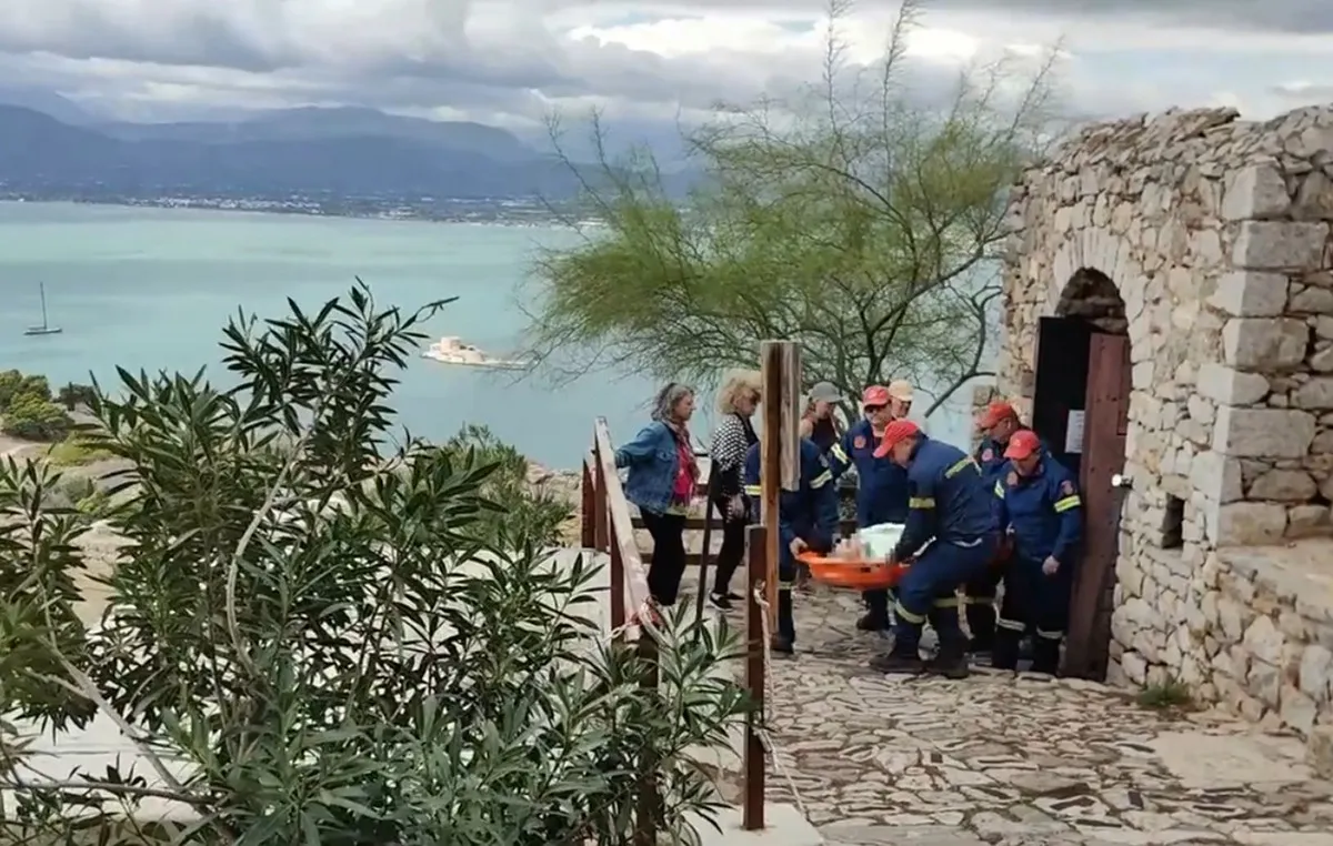 Πυροσβέστες σε επιχείρηση διάσωσης στο κάστρο Παλαμηδίου