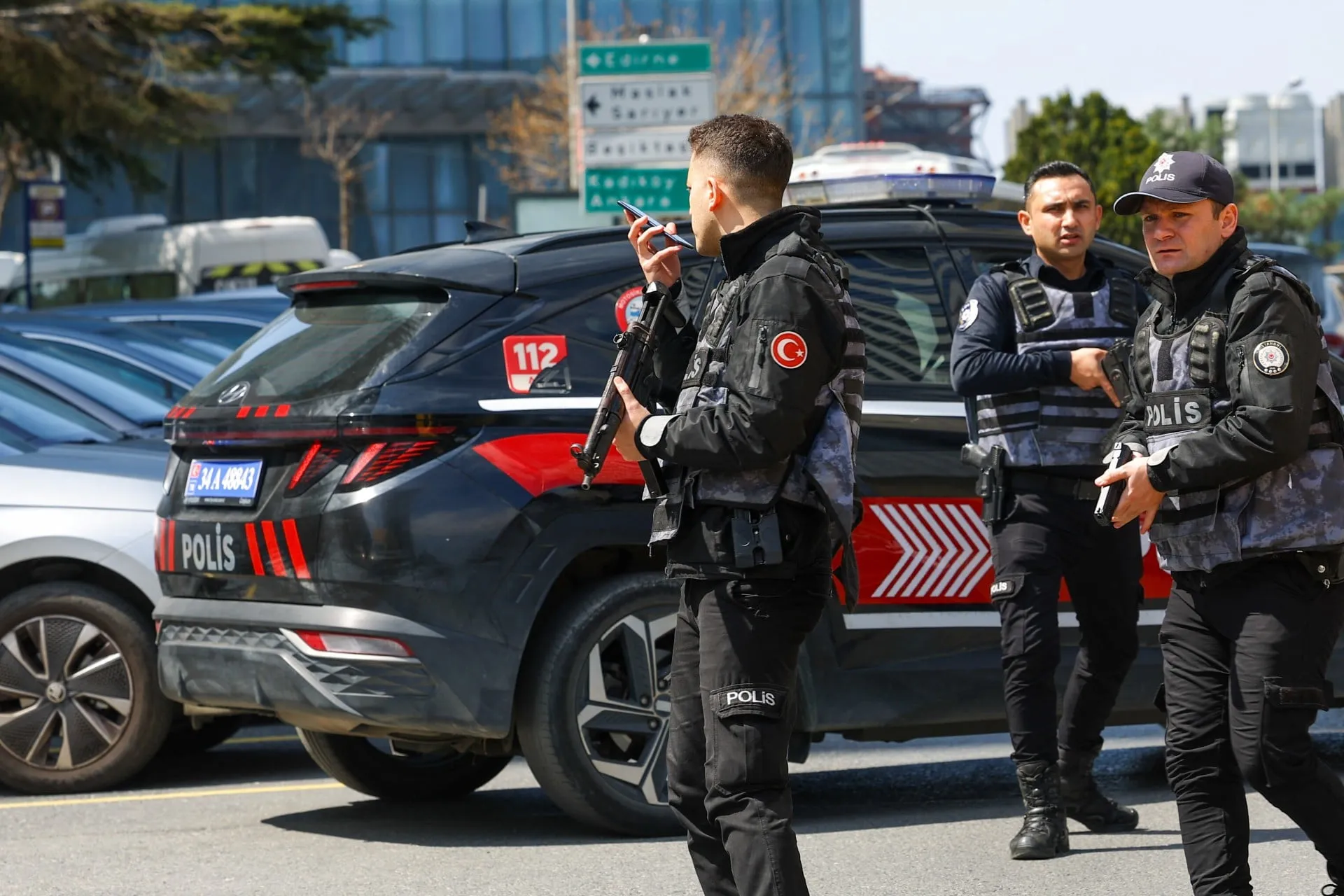 Αστυνομικοί έξω από σχολείο στην Τουρκία μετά τους πυροβολισμούς