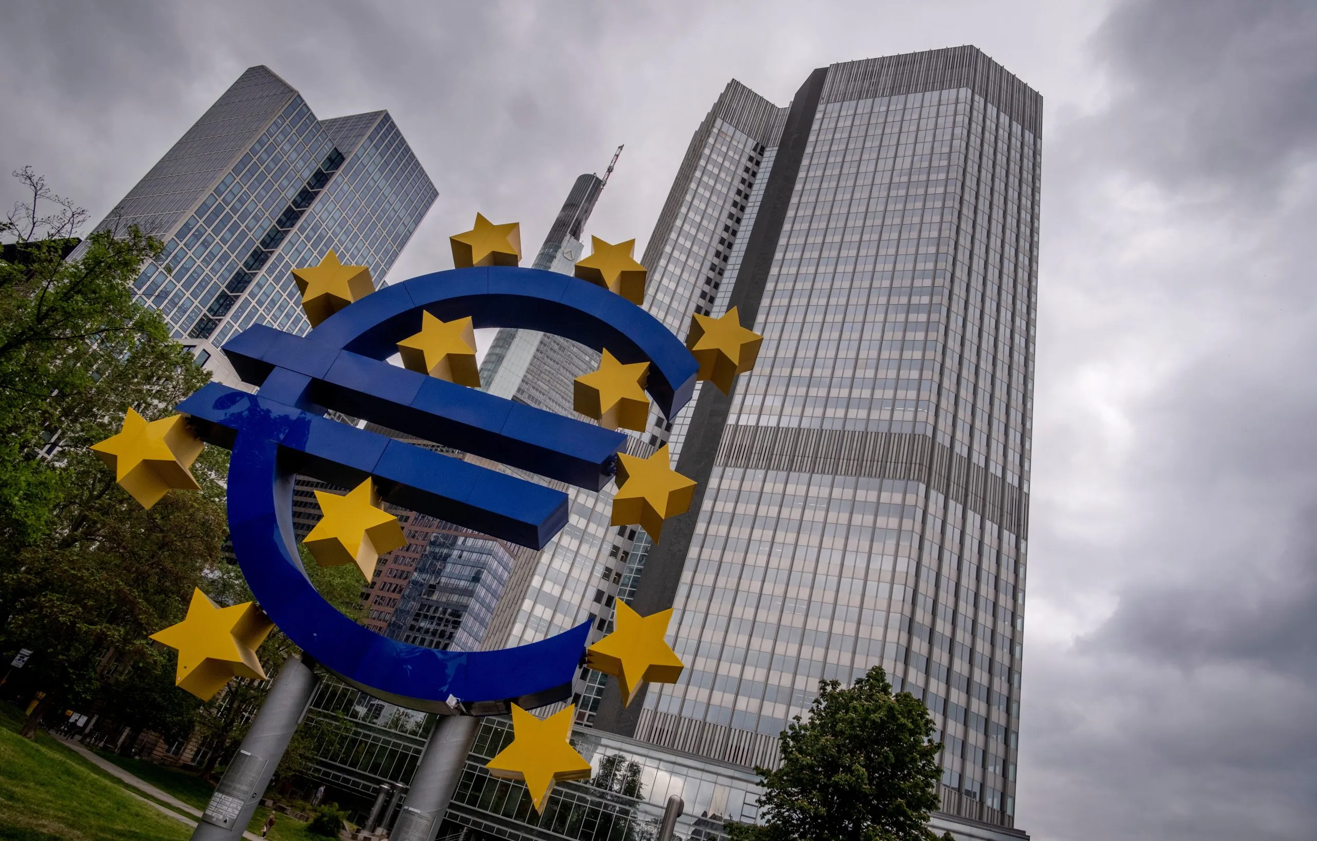 Κτίριο της Ευρωπαϊκής Κεντρικής Τράπεζας και γραφήματα επιτοκίων