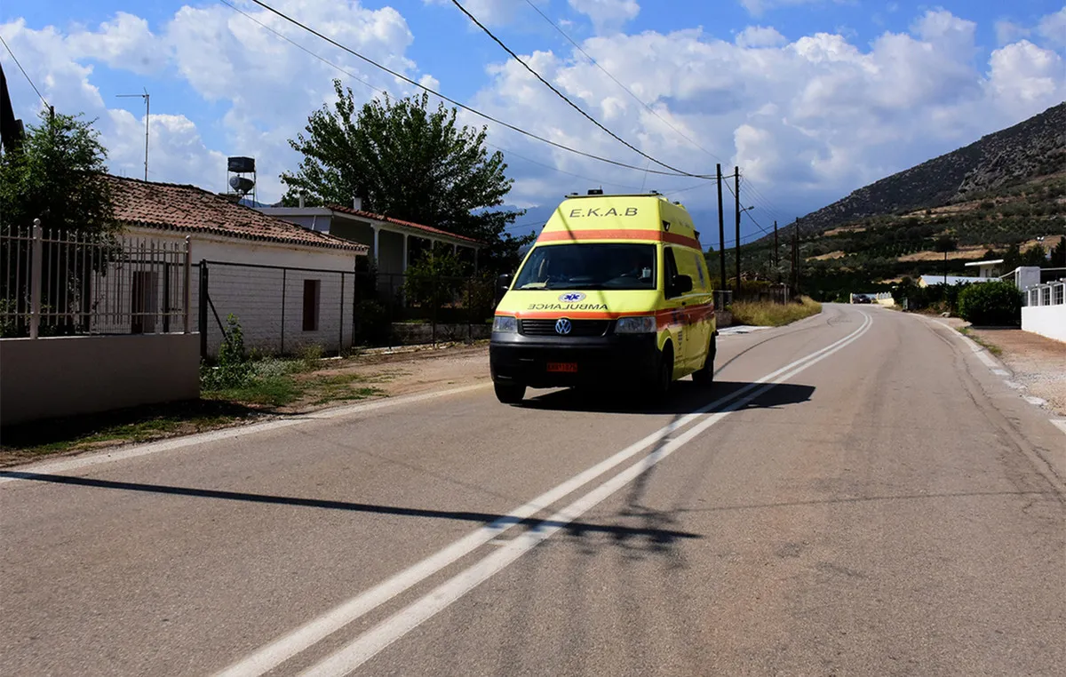 Πυροσβέστες σε επιχείρηση απεγκλωβισμού μετά από τροχαίο ατύχημα
