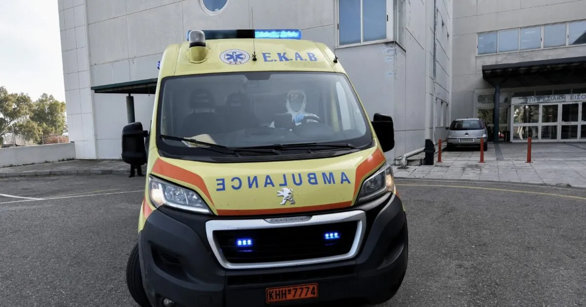Αστυνομικό περιπολικό σε σκηνή εγκλήματος τη νύχτα