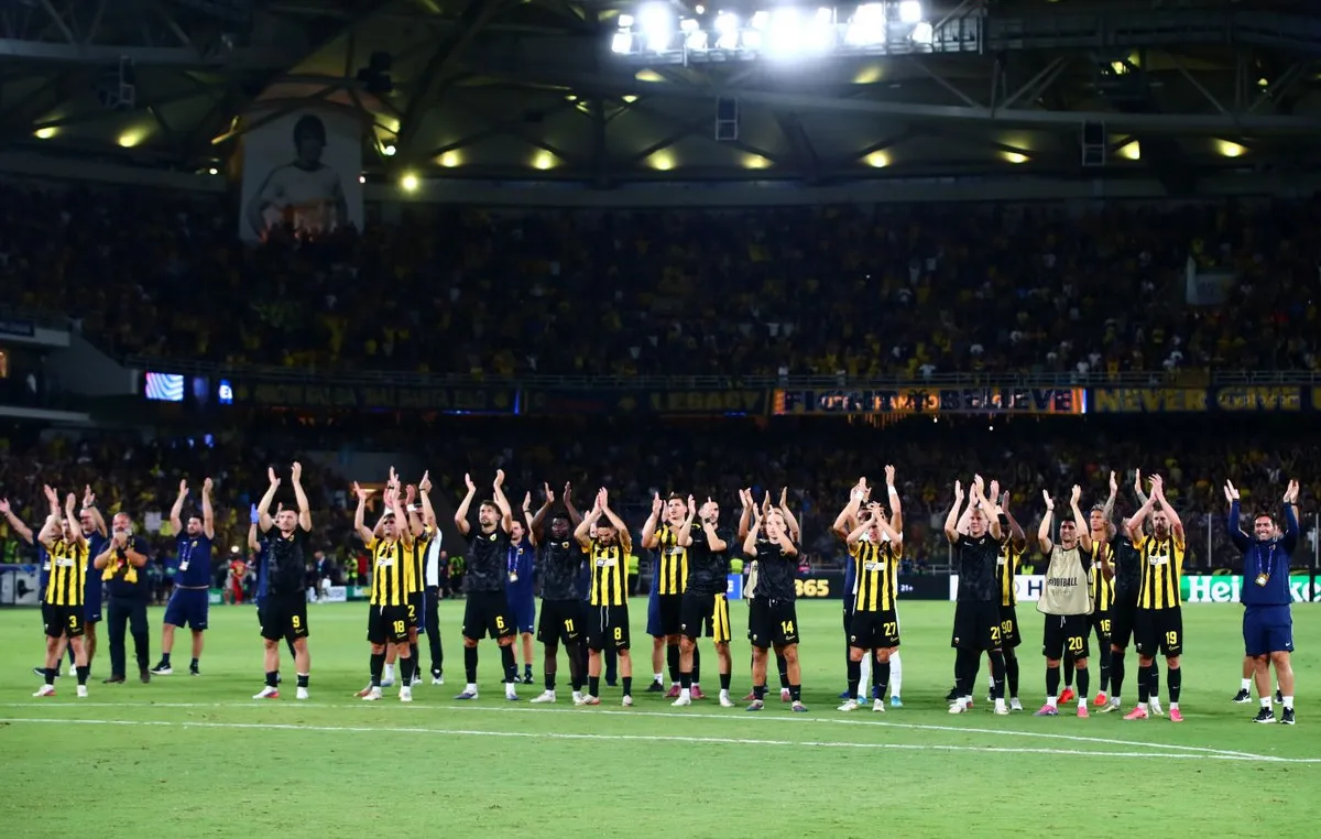 Οπαδοί της ΑΕΚ πανηγυρίζουν στην Allwyn Arena