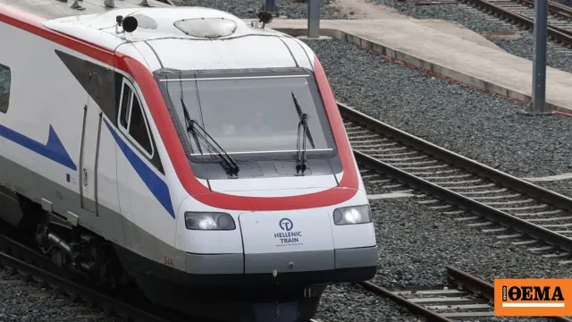 Συρμός του Προαστιακού Σιδηροδρόμου σε σταθμό