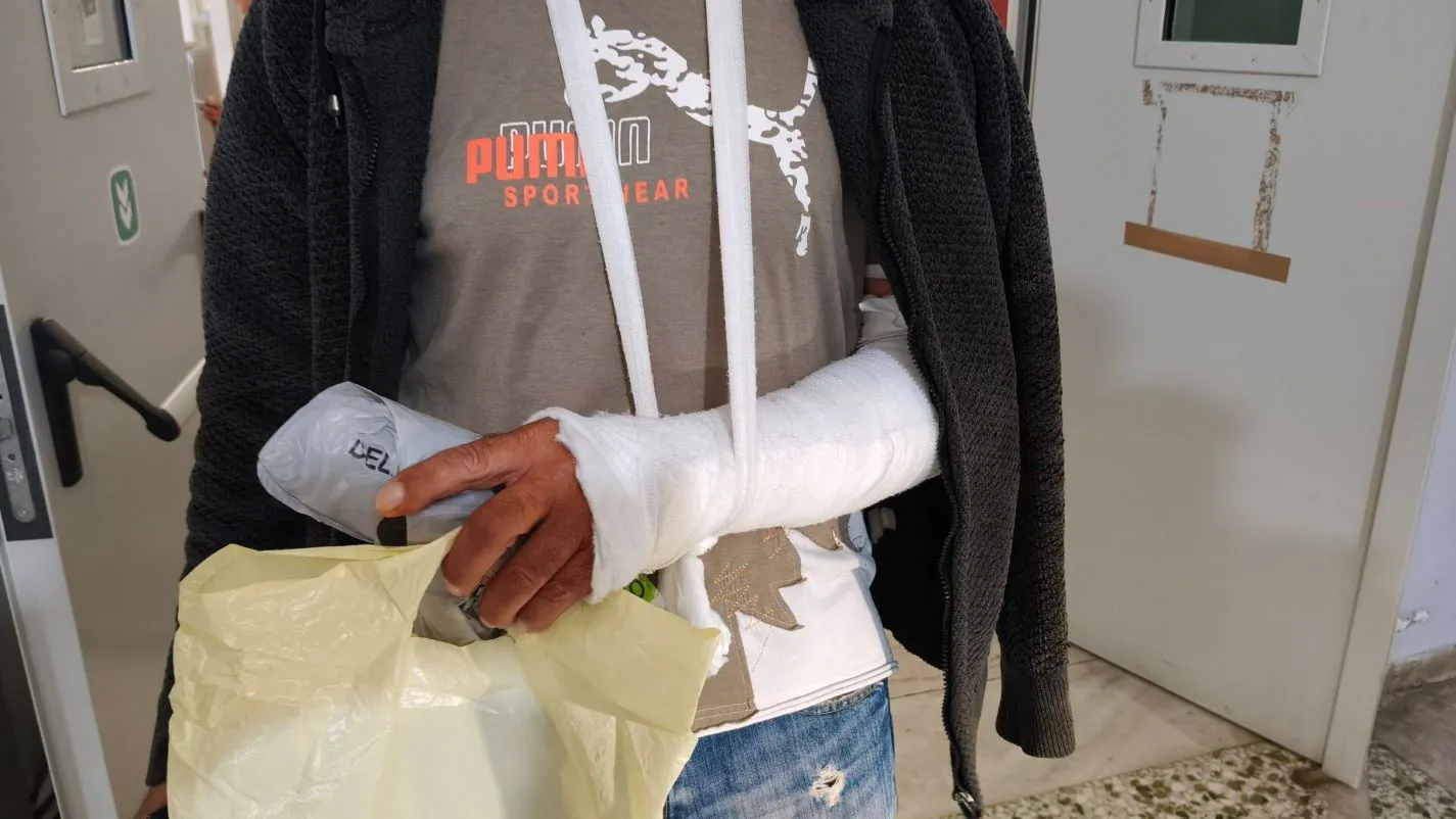 Ταξί σταθμευμένα σε πιάτσα, σκηνή επίθεσης στον Βόλο