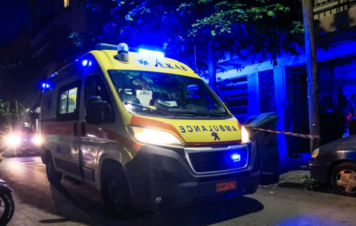 Ασθενοφόρο ΕΚΑΒ σε επείγον περιστατικό τη νύχτα
