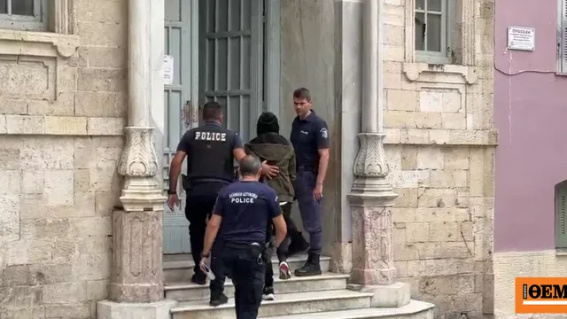 Αστυνομικοί συνοδεύουν τον 40χρονο στα δικαστήρια Ηρακλείου