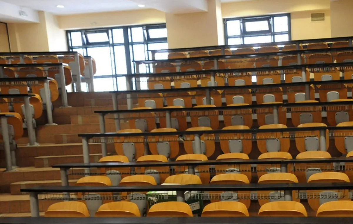 Φοιτητής συμπληρώνει την ηλεκτρονική αίτηση εγγραφής στο πανεπιστήμιο