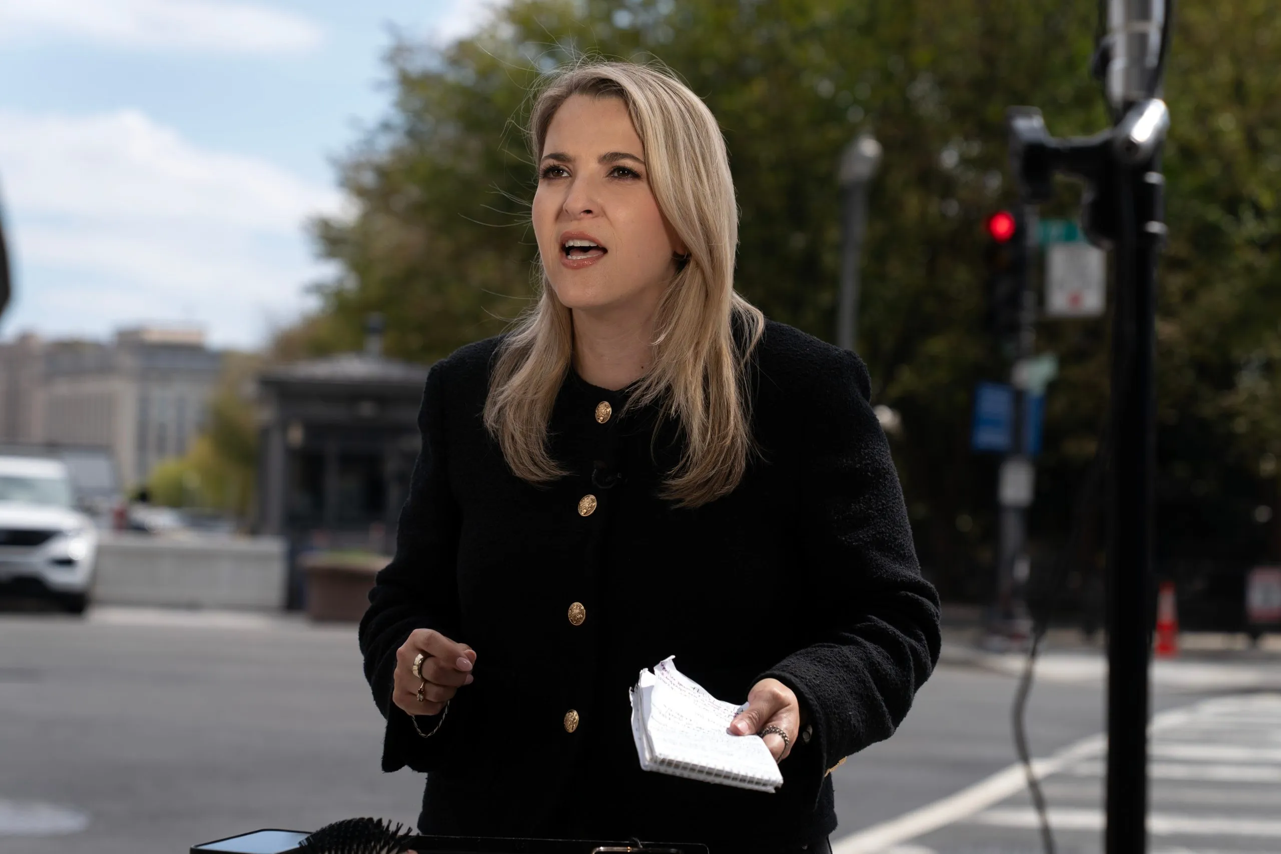 Δημοσιογράφοι CNN και MS NOW έξω από τον Λευκό Οίκο